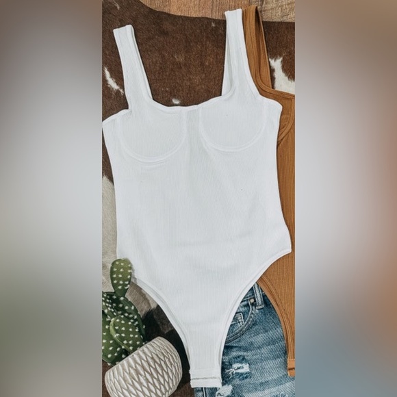 Dynamic White Contour Ribbed Tank Bodysuit | NEW/NWT!!🩶☀️ - Picture 3 of 5